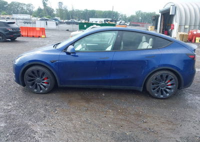 2024 Tesla Model Y Performance Dual Motor All-wheel Drive, Roof damage, Iaai lot 45680631, photo 14 of 18