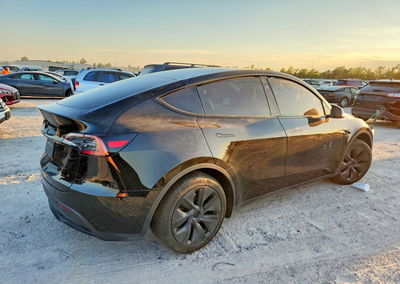 2025 Tesla Model Y, daño Lateral, Copart lote 71084166, foto 3 de 12