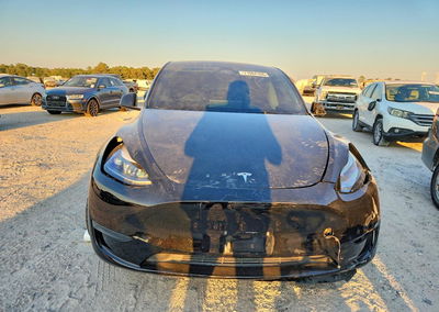 2025 Tesla Model Y, daño Lateral, Copart lote 71084166, foto 5 de 12