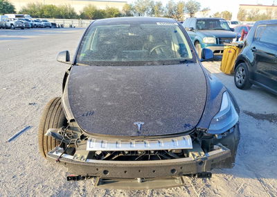 2024 Tesla Model Y, daño Frontal, Copart lote 63439996, foto 5 de 13