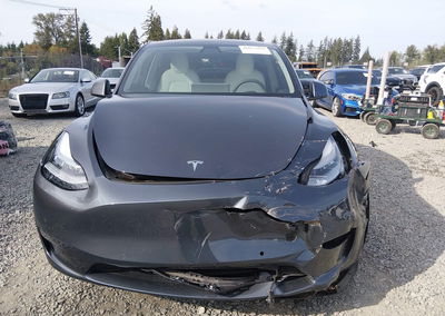 2020 Tesla Model Y Long Range Dual Motor All-wheel Drive, daño Frontal, Iaai lote 46077294, foto 12 de 20