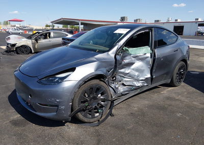 2024 Tesla Model Y Long Range Dual Motor All-wheel Drive, daño Lateral izquierdo, Iaai lote 45679001, foto 2 de 23
