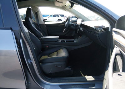2024 Tesla Model Y Long Range Dual Motor All-wheel Drive, daño Lateral izquierdo, Iaai lote 45679001, foto 5 de 23