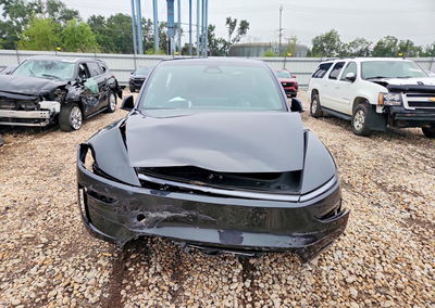 2026 Tesla Model Y, daño Trasero, Copart lote 64752176, foto 5 de 15