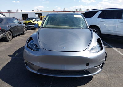 2024 Tesla Model Y Long Range Dual Motor All-wheel Drive, daño Lateral izquierdo, Iaai lote 45679001, foto 12 de 23