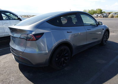 2024 Tesla Model Y Long Range Dual Motor All-wheel Drive, daño Lateral izquierdo, Iaai lote 45679001, foto 4 de 23