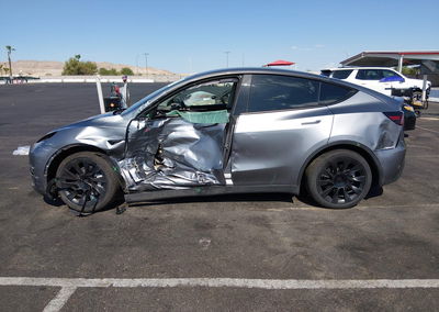 2024 Tesla Model Y Long Range Dual Motor All-wheel Drive, daño Lateral izquierdo, Iaai lote 45679001, foto 14 de 23