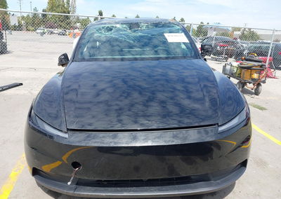 2026 Tesla Model Y, daño Frontal derecho, Iaai lote 45898277, foto 12 de 16