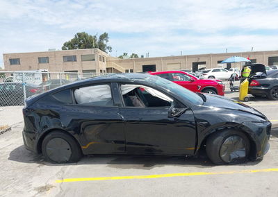 2026 Tesla Model Y, daño Frontal derecho, Iaai lote 45898277, foto 13 de 16