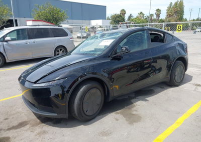 2026 Tesla Model Y, daño Frontal derecho, Iaai lote 45898277, foto 2 de 16
