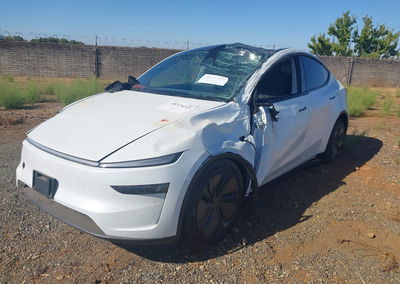 2026 Tesla Model Y Premium Rear-wheel Drive/rear-wheel Drive, daño Volcadura, Iaai lote 45374213, foto 2 de 11