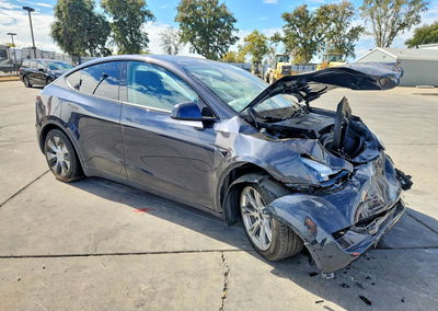 2024 Tesla Model Y, daño Frontal, Copart lote 67742386, foto 4 de 15