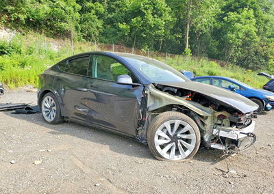 2026 Tesla Model Y, daño Frontal, Copart lote 60577916, foto 4 de 16