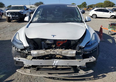 2022 Tesla Model Y, daño Trasero, Copart lote 68538736, foto 5 de 13
