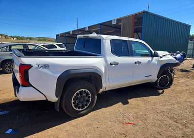 2024 Toyota Tacoma Trd Off-road, daño Frontal, Copart lote 72331786, foto 3 de 12