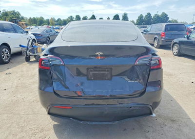 2024 Tesla Model Y, daño Trasero, Copart lote 68810426, foto 6 de 12