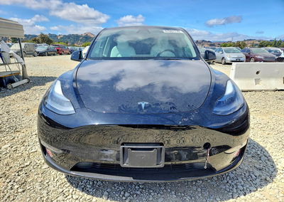 2023 Tesla Model Y, daño Lateral, Copart lote 67607716, foto 5 de 12