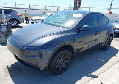 2026 Tesla Model Y, daño Frontal, Iaai lote 46013291, foto 2 de 16