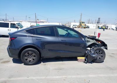 2026 Tesla Model Y, daño Frontal, Iaai lote 46013291, foto 13 de 16