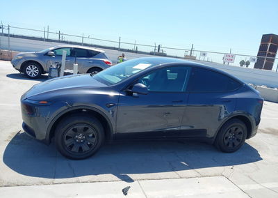 2026 Tesla Model Y, daño Frontal, Iaai lote 46013291, foto 14 de 16