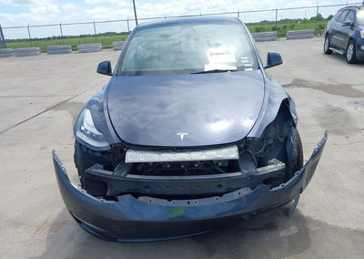 2023 Tesla Model Y, daño Frontal, Iaai lote 45880622, foto 11 de 17
