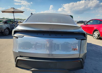 2026 Tesla Model Y, daño Lateral, Copart lote 69067876, foto 6 de 14