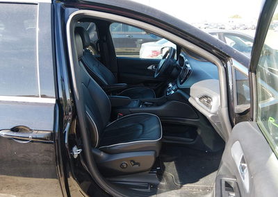 2026 Chrysler Pacifica Limited, daño Lateral derecho, Iaai lote 46426967, foto 5 de 18