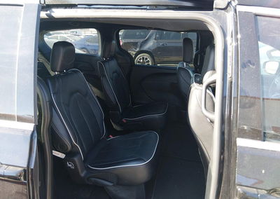 2026 Chrysler Pacifica Limited, daño Lateral derecho, Iaai lote 46426967, foto 8 de 18