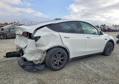 2024 Tesla Model Y, uszkodzenie: Tył, Copart lot 68897436, zdjęcie 3 z 16