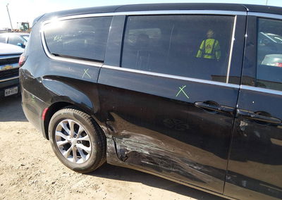 2026 Chrysler Pacifica Limited, daño Lateral derecho, Iaai lote 46426967, foto 6 de 18