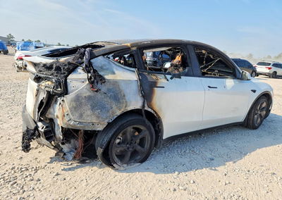 2026 Tesla Model Y, uszkodzenie: Pożar, Copart lot 70142376, zdjęcie 3 z 13