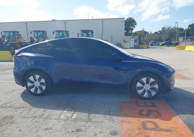 2021 Tesla Model Y Long Range Dual Motor All-wheel Drive, daño Trasero, Iaai lote 46409343, foto 13 de 19