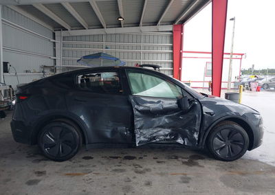 2026 Tesla Model Y, Right Side damage, Iaai lot 46167625, photo 12 of 15