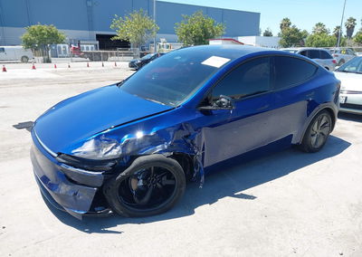 2026 Tesla Model Y Premium Rear-wheel Drive/rear-wheel Drive, daño Frontal izquierdo, Iaai lote 45640795, foto 2 de 16