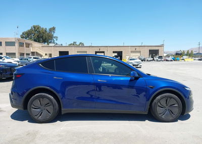 2026 Tesla Model Y Premium Rear-wheel Drive/rear-wheel Drive, daño Frontal izquierdo, Iaai lote 45640795, foto 13 de 16