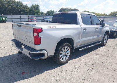 2021 Chevrolet Silverado 1500 4wd  Short Bed Custom, daño Engine Damage, Iaai lote 46136381, foto 4 de 17