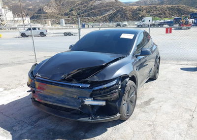 2026 Tesla Model Y Premium Rear-wheel Drive/rear-wheel Drive, daño Frontal, Iaai lote 46148064, foto 2 de 23